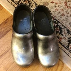 Dansko 36 Silver Patent Leather Clogs Medical